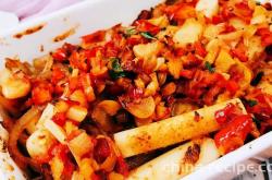 The method of stir frying rice cake with pork skin kimchi