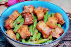 The recipe for braised pork with green beans