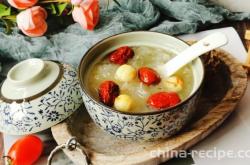 The method of making red date, silver ear, and lotus seed soup