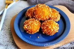 The method of making crispy hollow pumpkin balls