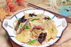The method of stir frying rice flour with eggs