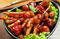 The method of making spicy braised chicken feet