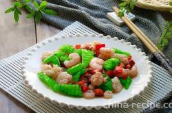 The method of stir frying shrimp with cashew nuts