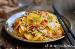 The method of making sour and spicy potato slices with tomato sauce