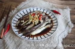 The method of steaming eggplant with garlic aroma
