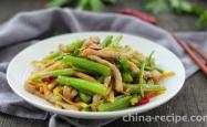 The method of stir frying shredded meat with celery and potatoes