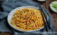 The method of mixing chicken shred sauce with noodles