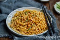 The method of mixing chicken shred sauce with noodles