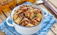 The method of stewing pork ribs with shiitake mushrooms and lotus roots