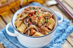 The method of stewing pork ribs with shiitake mushrooms and lotus roots