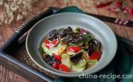 The method of stir frying sour and spicy zucchini and fungus with vegetarian ingredients