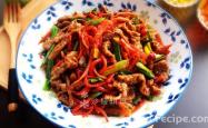 The recipe for stir frying shredded beef with carrots