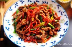 The recipe for stir frying shredded beef with carrots