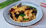 The method of stir frying eggs with cucumber and fungus