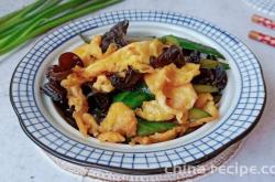 The method of stir frying eggs with cucumber and fungus