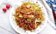 The recipe for stir fried noodles with ham and eggs