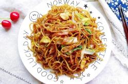 The recipe for stir fried noodles with ham and eggs