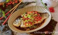 The method of chopping pepper and crucian carp
