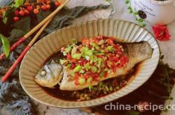 The method of chopping pepper and crucian carp