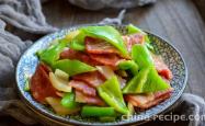 The method of stir frying bacon with green peppers