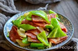 The method of stir frying bacon with green peppers
