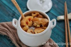 The recipe for lotus root and pig trotter soup