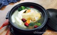 The method of stewing stupid chicken soup with bamboo fungus