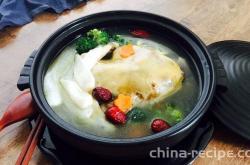 The method of stewing stupid chicken soup with bamboo fungus
