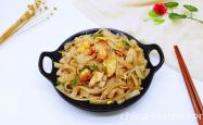 The method of stir frying river noodles with shrimp and eggs
