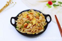 The method of stir frying river noodles with shrimp and eggs