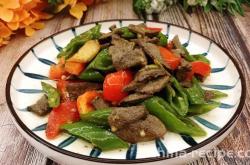 The method of stir frying pork liver with green peppers