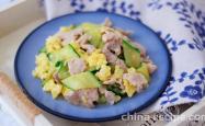 The method of stir frying cucumber and egg with sliced meat