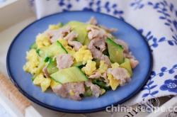 The method of stir frying cucumber and egg with sliced meat