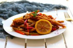 The recipe for making lemon flavored pickled chili and phoenix claws