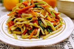 The method of stir frying shiitake mushrooms with colorful vegetables
