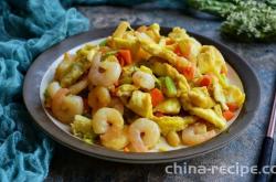 The method of stir frying shrimp with celery and eggs