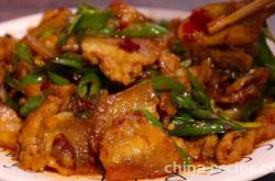 The method of stir frying pork belly with chili pepper