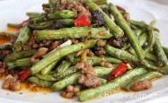 The method of stir frying beans with sauce fragrance
