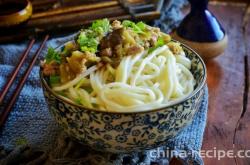The method of making eggplant minced meat braised noodles