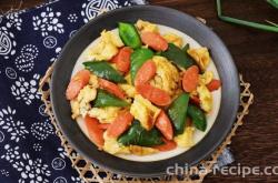The method of stir frying eggs with green pepper, ham and sausage