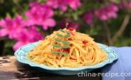 The recipe for garlic flavored sour and spicy shredded potatoes