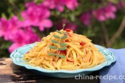The recipe for garlic flavored sour and spicy shredded potatoes