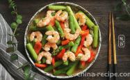 The method of stir frying shrimp with asparagus