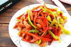 The method of stir frying diced pork with green peppers