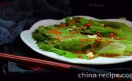 The method of pouring garlic sesame sauce over lettuce
