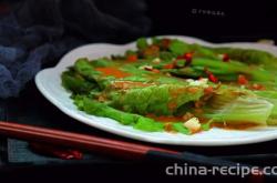 The method of pouring garlic sesame sauce over lettuce