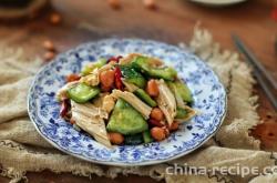 Method of cucumber Rolls of dried bean milk creams mixed with peanuts