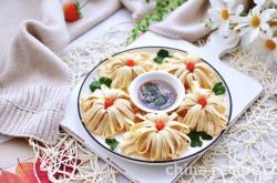 The method of cold mixing chrysanthemum and soybean skin