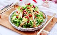 The method of mixing shredded chicken with bitter lettuce