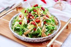 The method of mixing shredded chicken with bitter lettuce